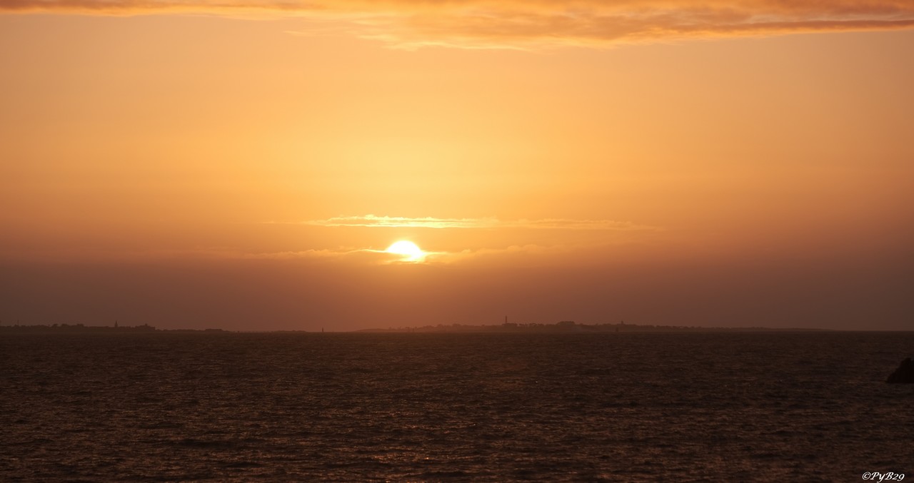 Coucher du soleil sur l'�le de Batz. Photo pyb29