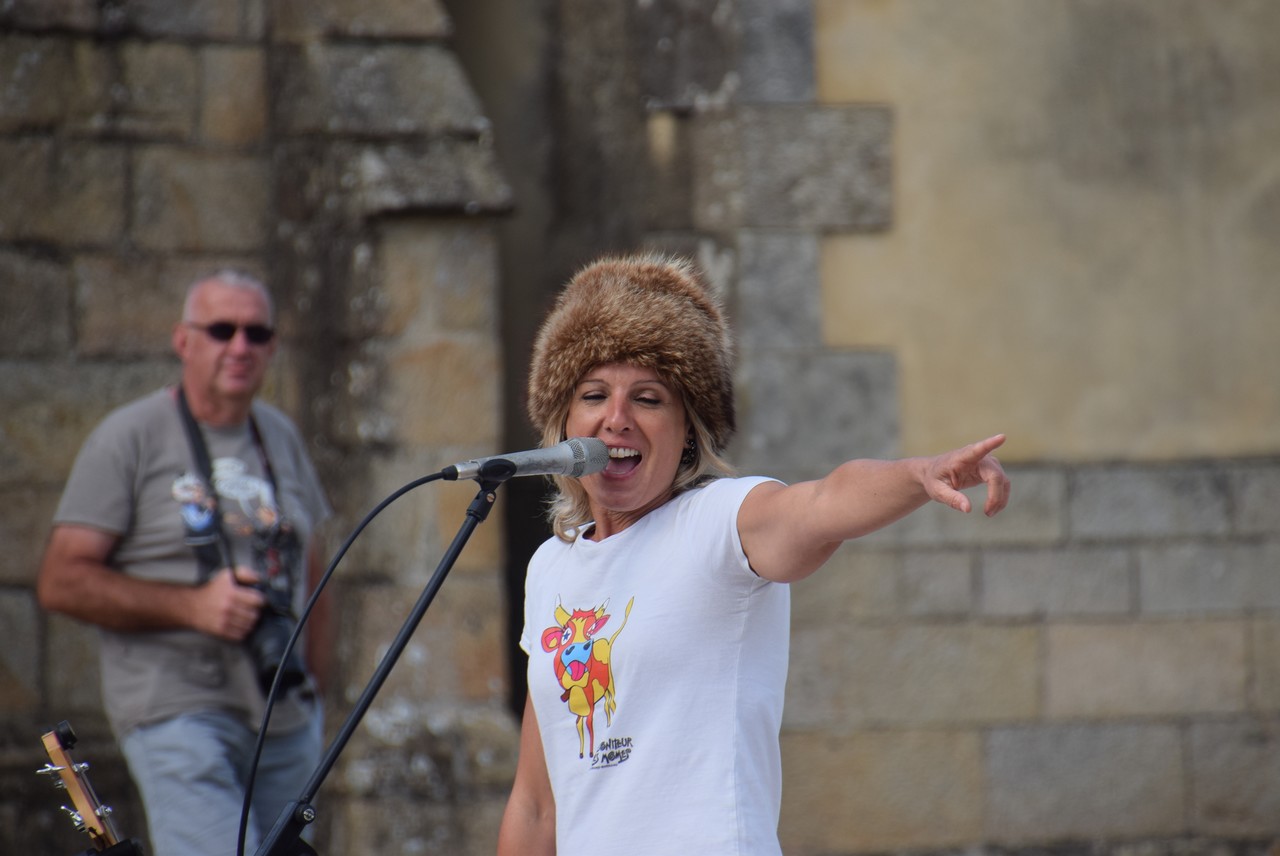 Place aux m�mes Plougasnou lundi 14 juillet 2025 "Oui Futur" par Bab et les chats. Photo pyb29