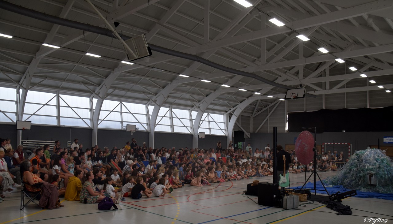 Place aux m�mes lundi 18 ao�t 2025. Photo pyb29