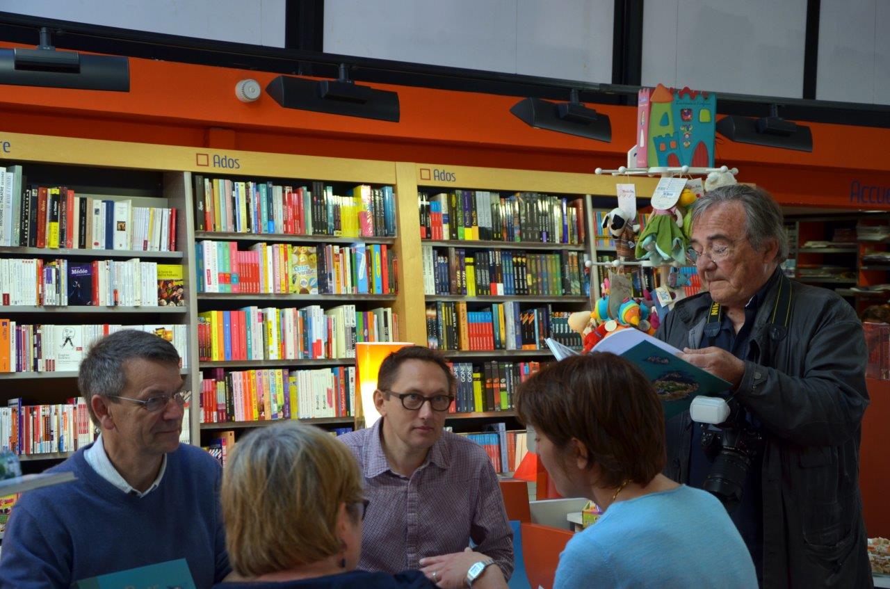D�dicace Dialogues Morlaix 14 juin 2014. De gauche � droite : Fran�ois de Beaulieu, Herv� Ronn� et Michel Qu�rou du T�l�gramme. Photo pyb29